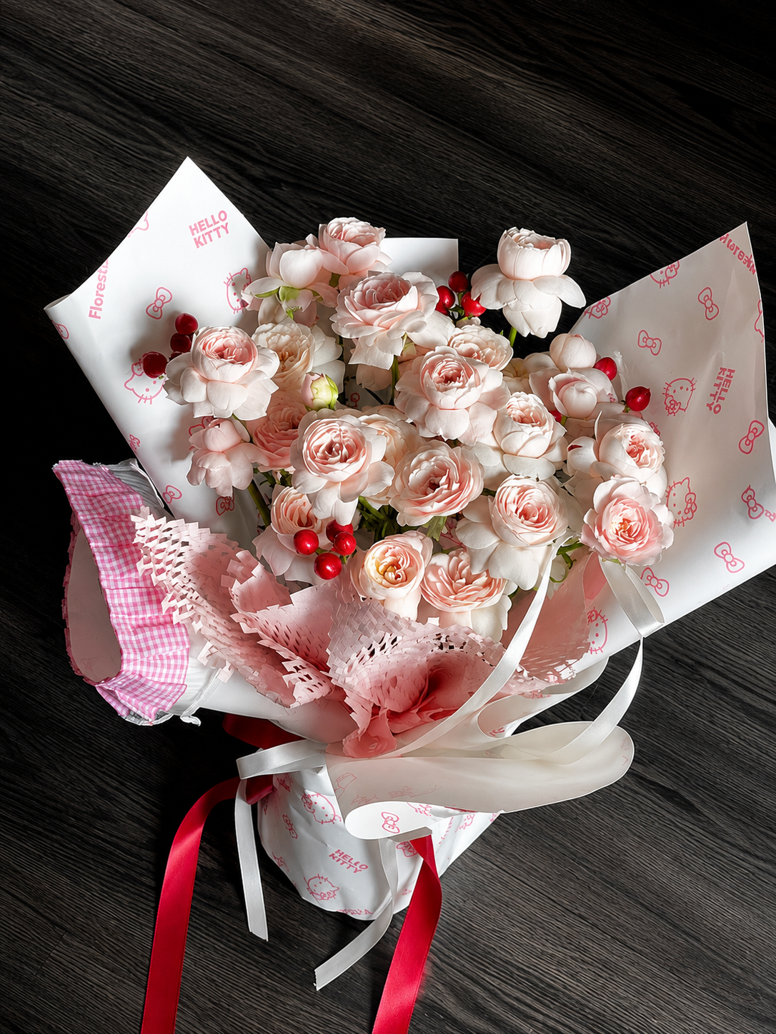 Sweet Berry Kitty chi tiết 2-2 - hoa valentine hong kem do Flocaa