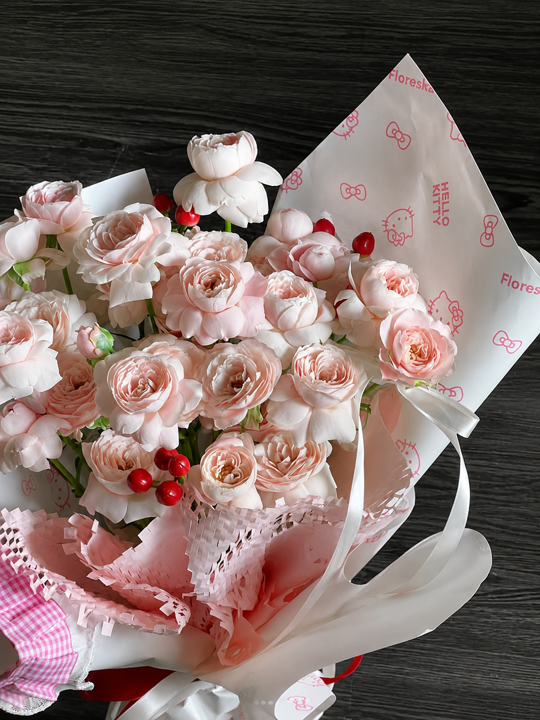 Sweet Berry Kitty chi tiết 2-3 - hoa valentine hong kem do Flocaa