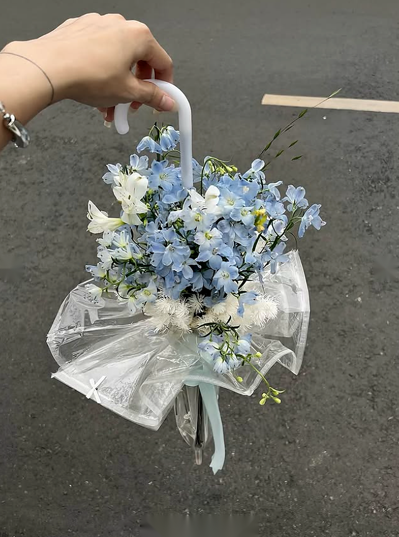 After The Storm Bouquet chi tiết 2-1 - hoa dong vien xanh baby trang Flocaa