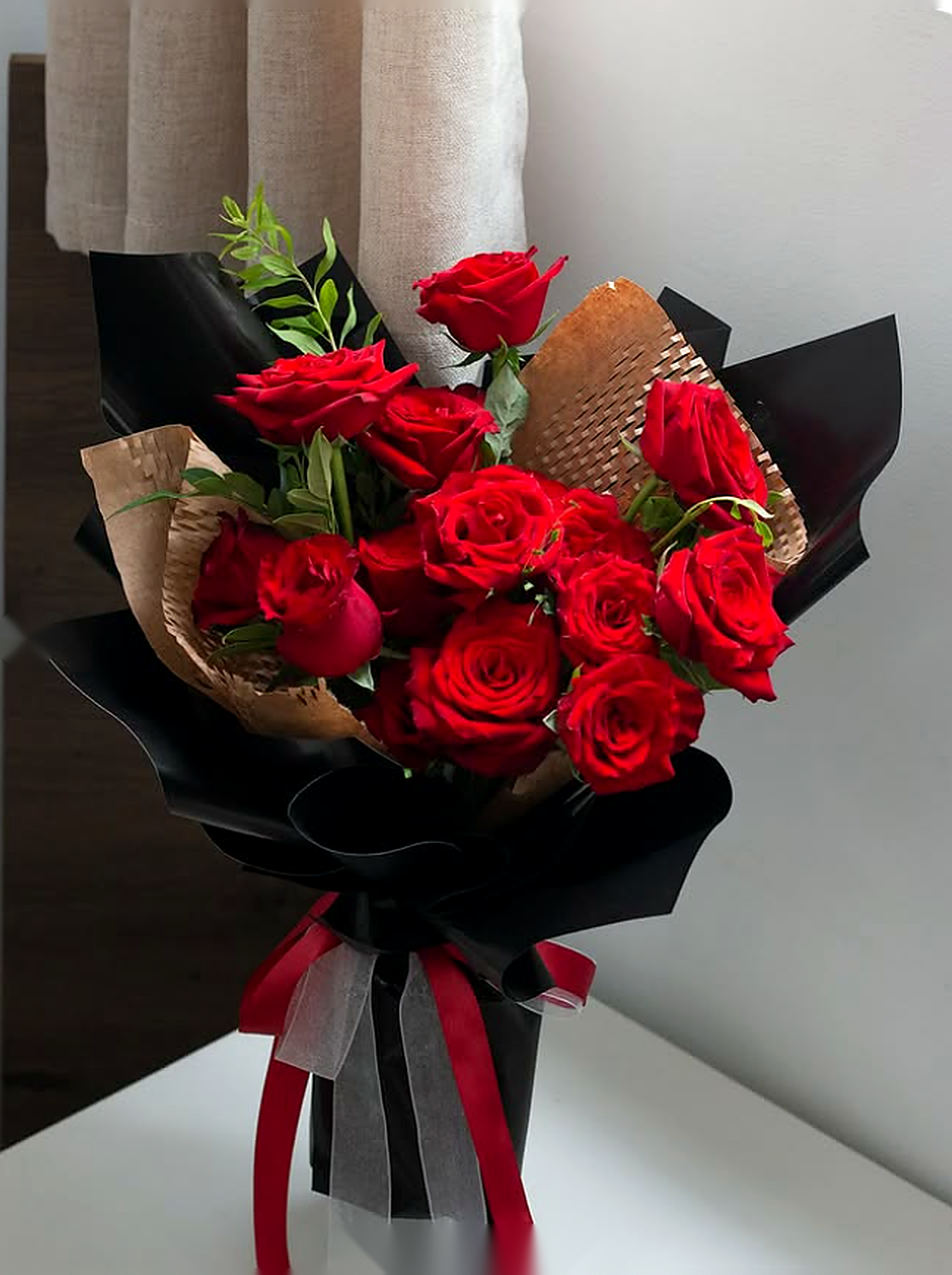 Crimson Nocturne chi tiết 1-1 - hoa valentine do ruou co dien Flocaa