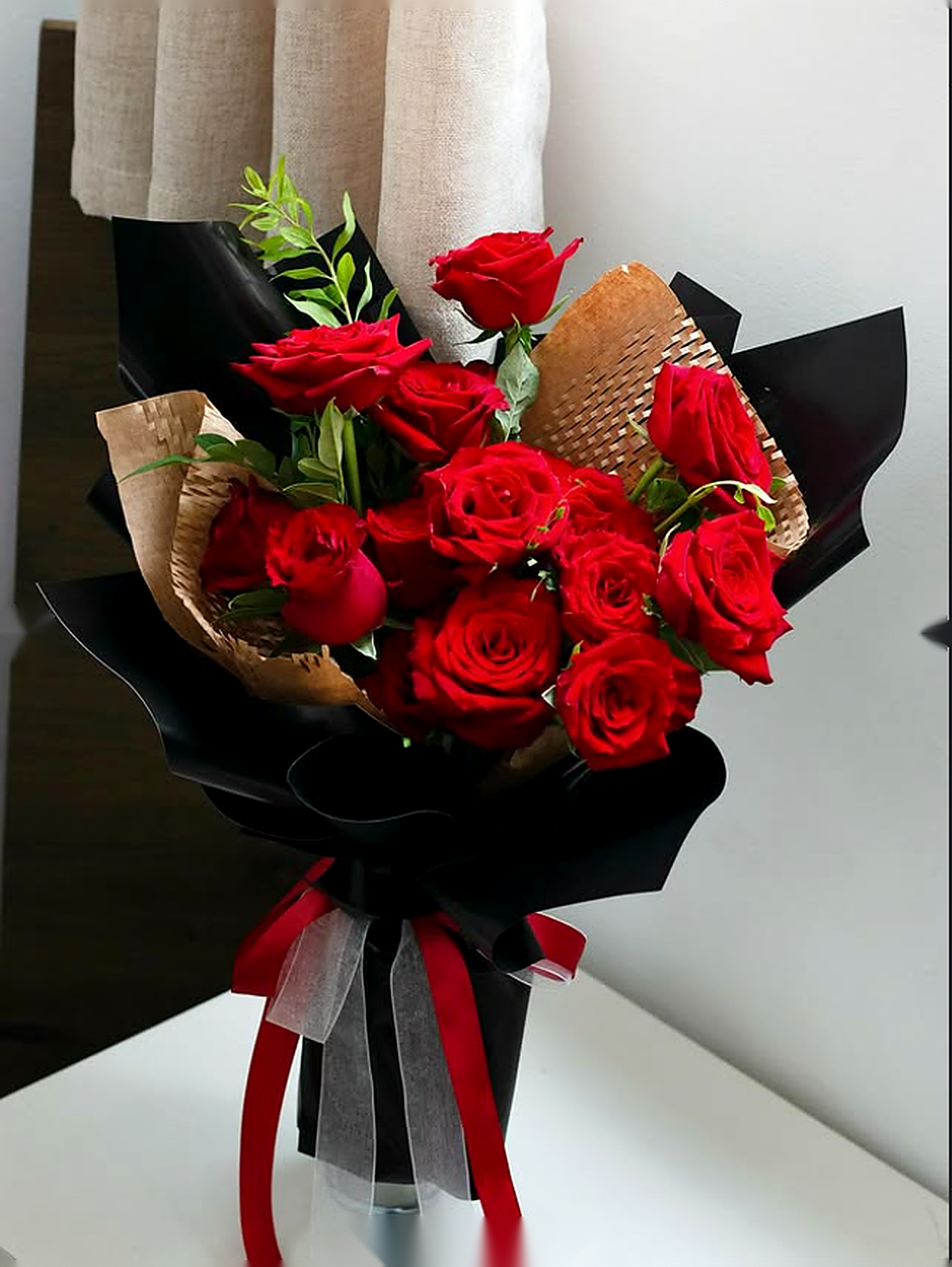 Crimson Nocturne chi tiết 1-4 - hoa valentine do ruou co dien Flocaa