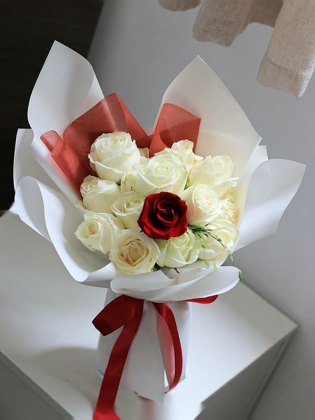 The chosen red rose chi tiết 1-2 - hoa tinh yeu hoa hong do trang Flocaa